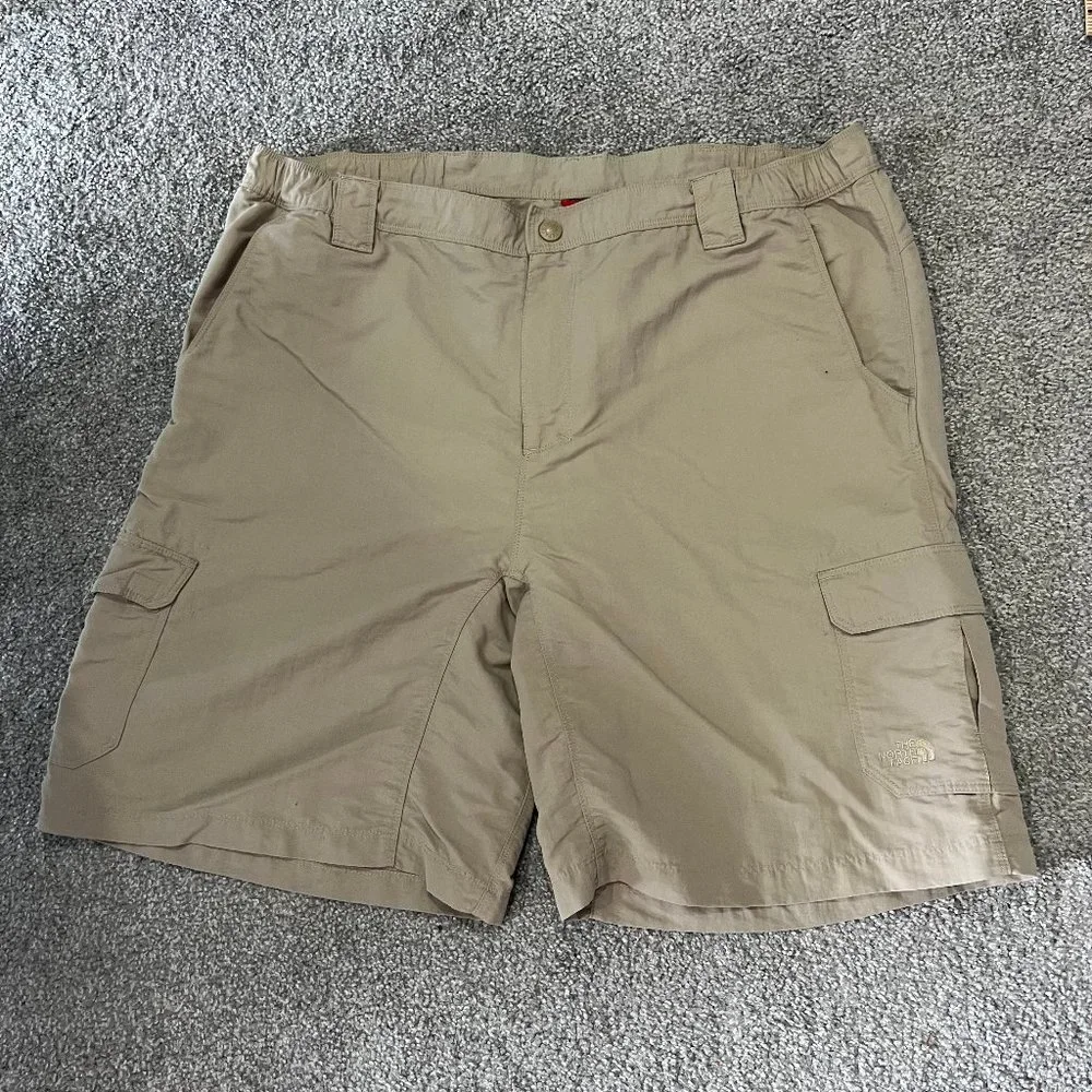 The North Face cargo shorts mens XL‎ tan khaki outdoor hiking casual camping